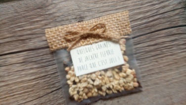 sachets de graines à offrir aux invités - cadeaux originial invités mariage thème champêtre - toile de jute - gamme mariage champêtre 9